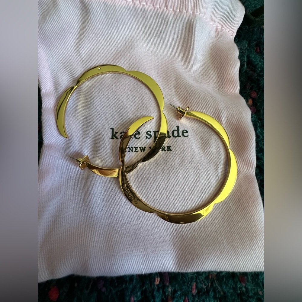 RARE Kate Spade NWT Sliced Scallop Enamel Large Hoop Earrings - Picture 9 of 15